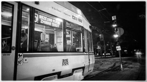 5! . . . #blackandwhitephotograph #blackandwhitephoto #gdansk #trojmiasto #trójmiasto #tram #5! #com