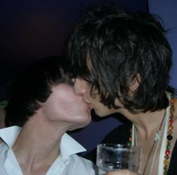 hayward-badwan:  I see this picture and I cry because I know nobody will kiss me this way. 