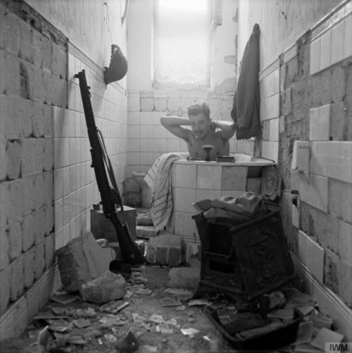 coolkidsofhistory:  A British soldier takes advantage of the opportunity to have a bath in Tobruk, Libya, 1942.