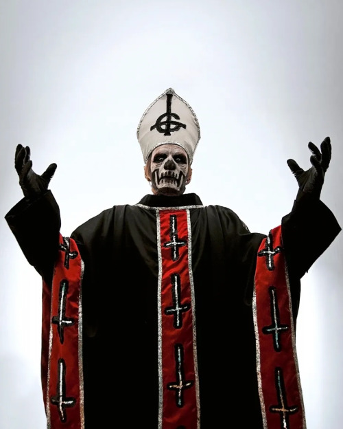 slavghoul:One of the first ever official photos of Papa Emeritus. It was taken at home by Tobias’s y