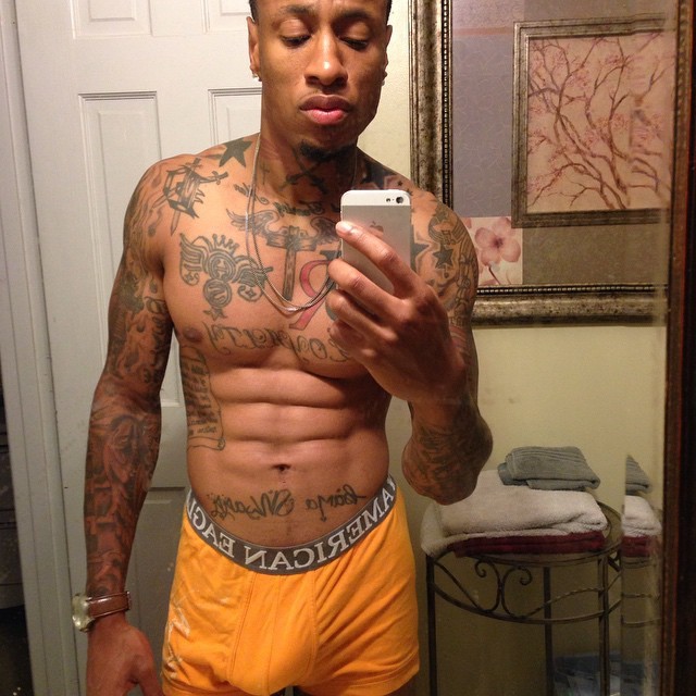 essfitcee:  I’ll fuck him out dem drawz