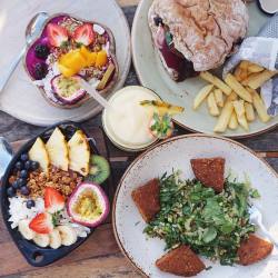 tessbegg:  It’s our weekly ritual to go @speedoscafe💛 Refreshing smoothie bowls &amp; drinks, mouth watering salad &amp; #VEGAN burger!!! Always a feast that leaves me feeling good👌🏼🌿 