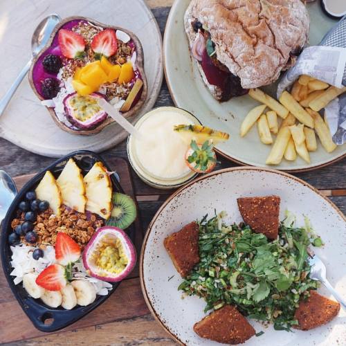 tessbegg: It’s our weekly ritual to go @speedoscafe Refreshing smoothie bowls &amp; drinks