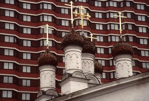 unearthedviews: RUSSIA. Moscow. 1998. Church in city centre. © Abbas/Magnum Photos