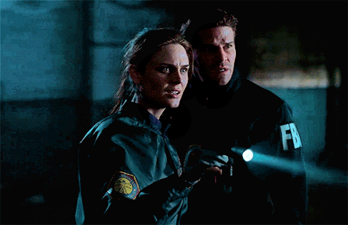trixiematel:Booth &amp; Brennan In Every Season ➞ Season 1 ↳ “These bones you bring me, I 