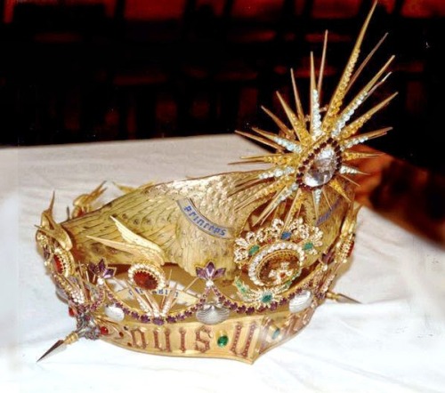 This is the crown of Saint Michael, which is at the house of Pelerin at Mont Saint Michel. On this c