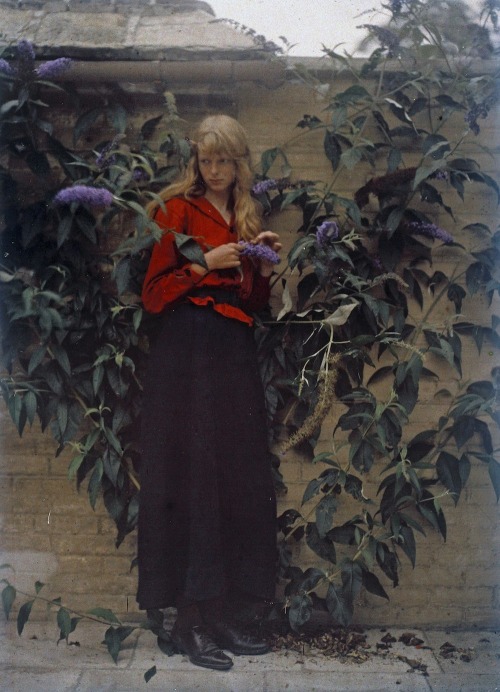 itscolossal: Dreamlike Autochrome Portraits of an Engineer’s Daughter From 1913 Are Among the 