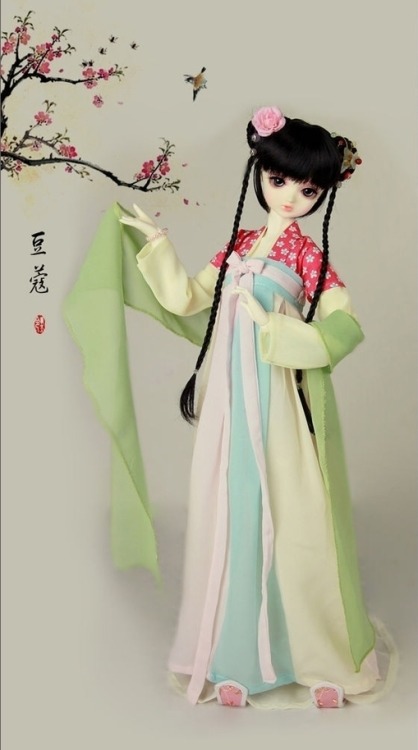 Chinese Dolls Series 1/? Dolls dressed in Tang Dynasty-style hanfu (han chinese clothing) via 徐