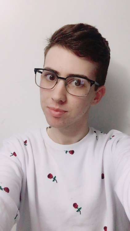 emmeryn:ok i know this is the third day in a row that i’ve posted selfies but hear me out&hell