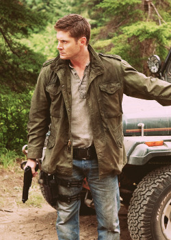 castielessar:  destielicious:  you can tell it’s in the future because he’s wearing a thigh-holster  I ALWAYS HAVE ROOM FOR THIS FUCKING THIGH HOLSTER ON MY BLOG DAMN 