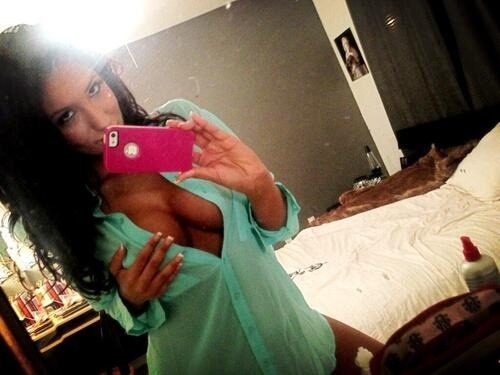 selfiestream:  http://bloggingdrunk.com/selfies