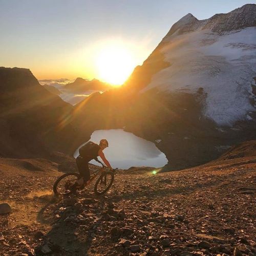 mtbswitzerland:Ein Sonnenaufgang wie von einem anderen Planeten! #MTBswitzerland via @thomastoedtli.