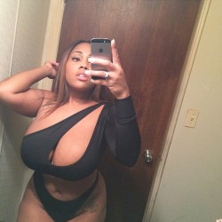 bustybaddies:  @heymsyummy 😍😍 #bustybaddie #Thick