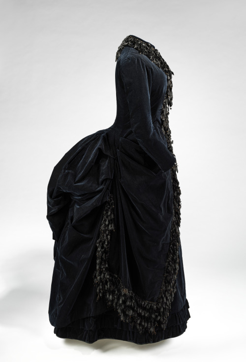 Walking ensemble ca. 1885From the Metropolitan Museum of Art