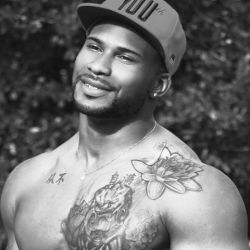 dominicanblackboy:Sexy gorgeous thick muscle hunk Cj Jones!😍😍😍😍😍