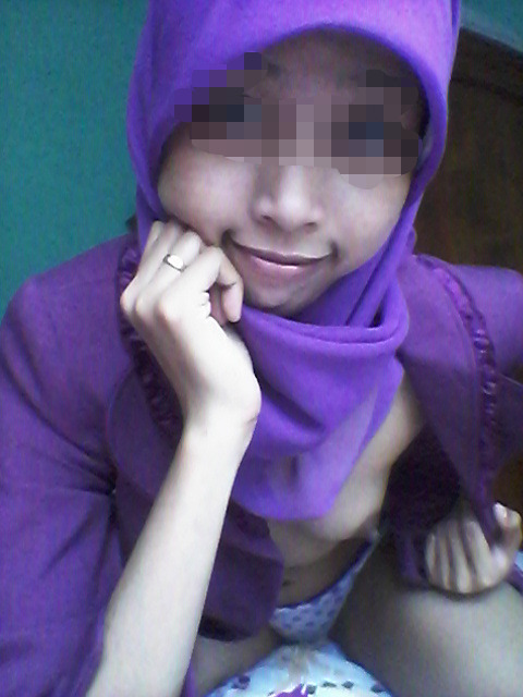 awekseksis2:  otakblue:  Tudung purple gersang  http://awekseksis2.tumblr.com