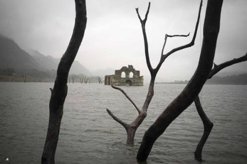 thelastdiadoch:    Sixteenth Century Church Re-Emerges From The Water After DroughtOctober 19, 2015 | by Tom Hale“Beautiful photos of the Mexican Temple of Santiago have been circulating online, showing the church reappear from the water like a lost