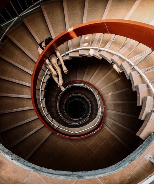 artoffreddieniem-blog: 【清新的舞者唤醒了这座接近废墟的螺旋型楼梯建筑：PEOPLE 154: JIMMY WONG IN 旋】华裔摄影师 THE HEART OF  PATRICK 在吉隆坡拍摄了这组照片；模特：JIMMY WONG  ；我对原作做了编辑和整理；摄影师的网站：heartpatrickstudio.com