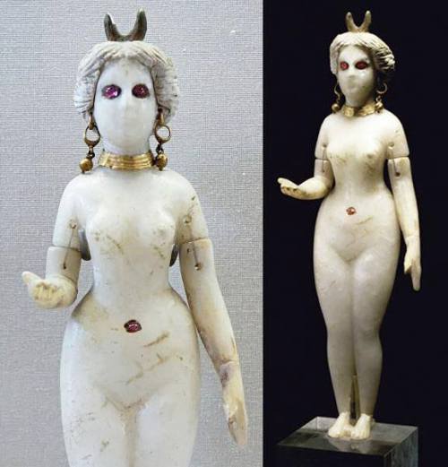 mortem-et-necromantia:The beauty and terror of the greatest of Sumerian goddesses comes through in this ancient statue. Inanna/Ishtar was at once lovely and terrible, seducing many great men and then killing them. Her unearthly white skin and glowing
