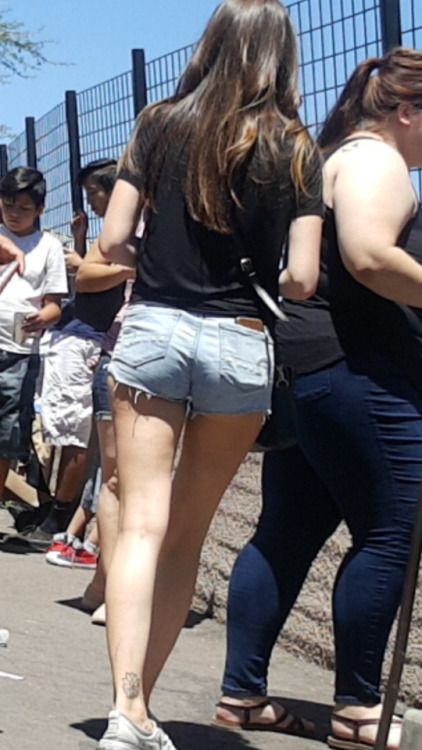 candidbootyshots1: Nice cheeks and legs on this college girl