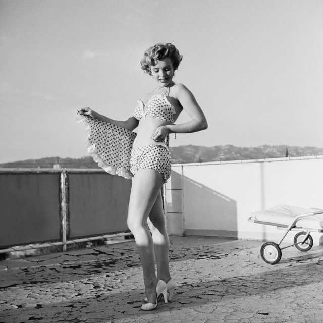 weirdlandtv:Marilyn Monroe at the Beverly Carlton Hotel in 1952.