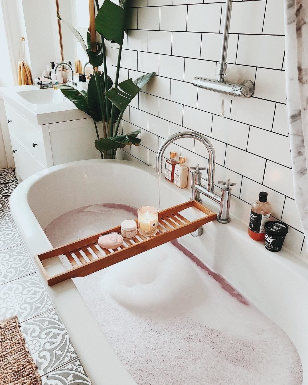 oldfarmhouse: https://www.instagram.com/theeverydaygirl_ 