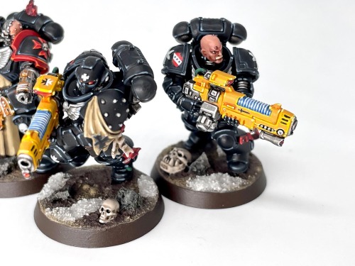 Primaris Hellblasters for my Black Templars. Had a ton of fun converting and painting up these bois!