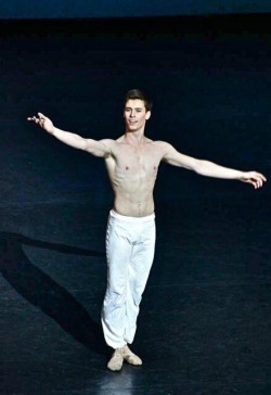 passioneperladanza:  Calvin Richardson @TheRoyalBallet in NYC ‘The Dying Swan’ @LincolnCenter.   Photo by Silke Haasemann
