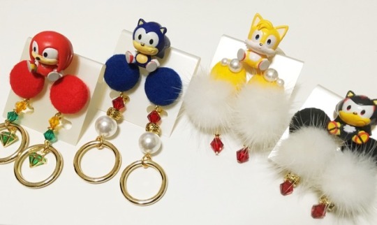 misterkanzaki:  misterkanzaki:  handmade accessory  These were released at a Japanese coterie event in Japan.