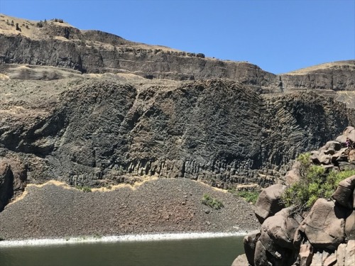 tassledown:Photos from my trip to Grand Coulee in Eastern WA. The layers and the valley itself are g