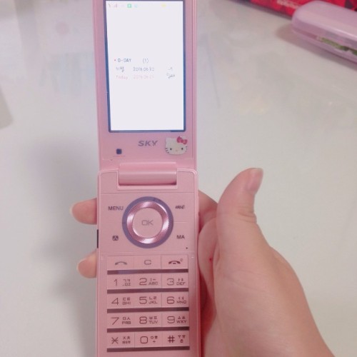 mooncakespastel: (´⊙ω⊙`)！ What if flip phones were brought back?? You know, just as regu
