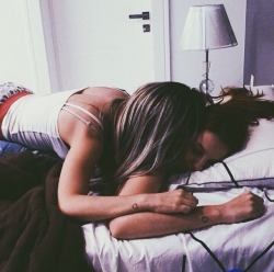 idrathergoforgirls:  👭 