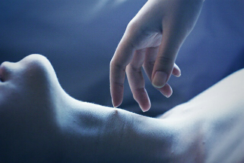 an-openletter-tomyself:  “E poi con le mani a togliere aria dalle parole, per scrivere sulla pelle una storia fatta di respiri.”