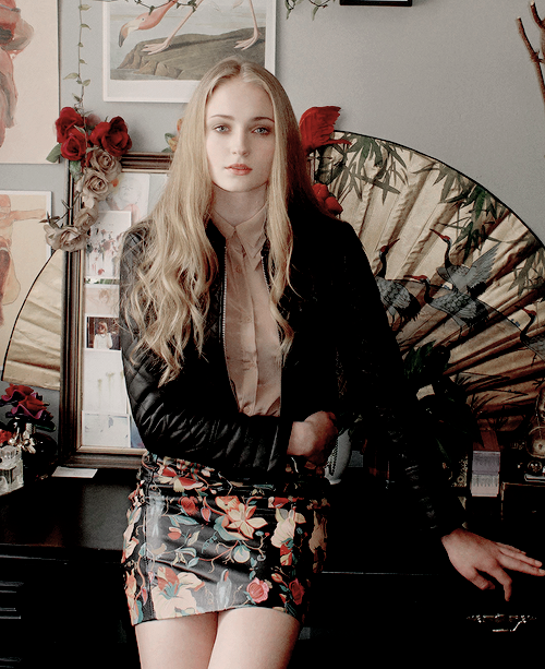 DAILY SOPHIE TURNER