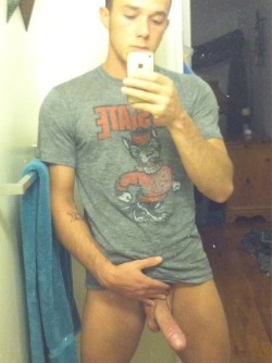 gaymanselfies:  Naked Male Selfies: http://gaymanselfies.tumblr.com/