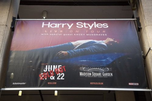 harrystylesarchive:TheGarden: Sign (of the times) @Harry_Styles #HarryStylesMSG