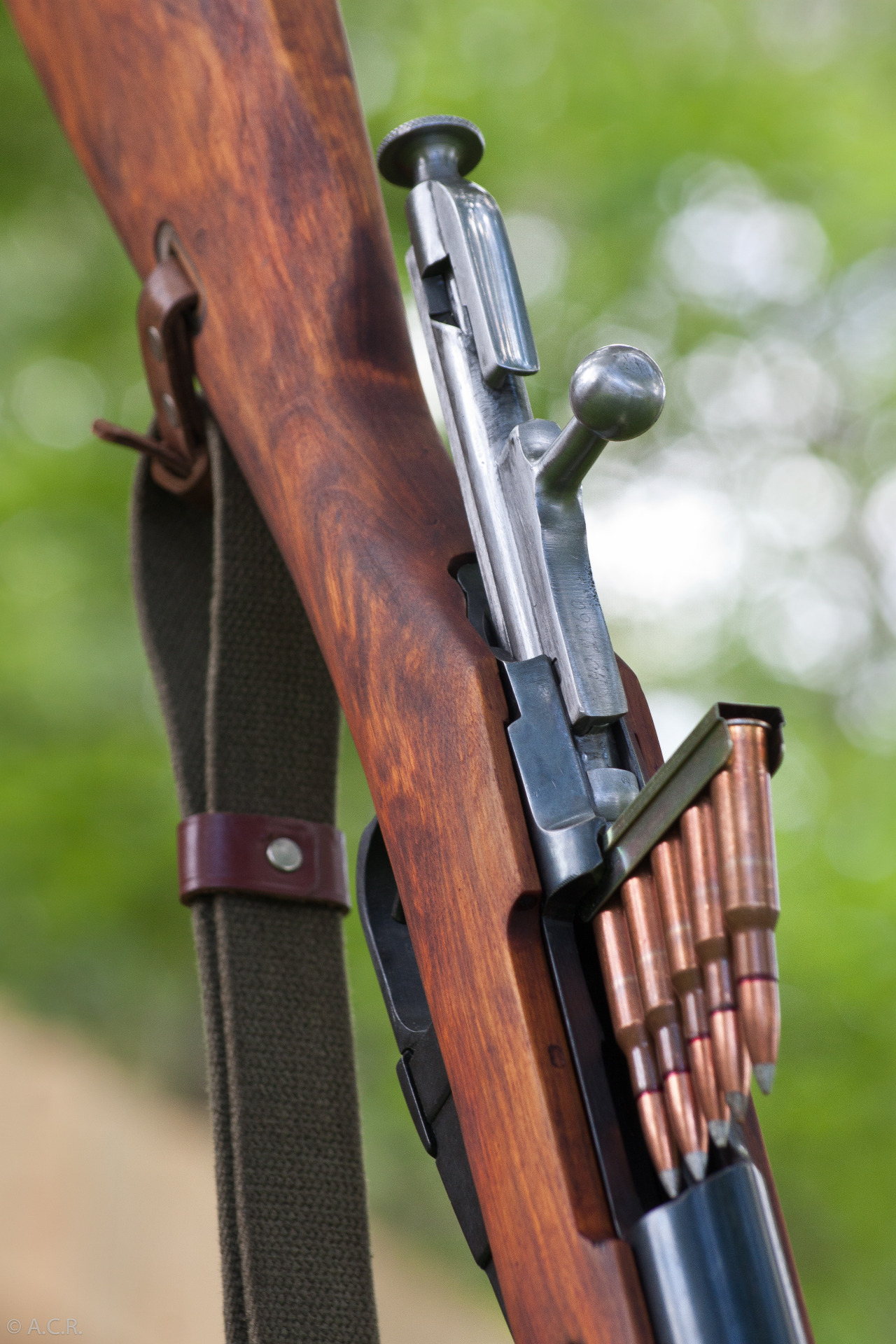 cerebralzero:  silversaurus:  Did a quick shoot for a 1939 Mosin.. What a beauty. 