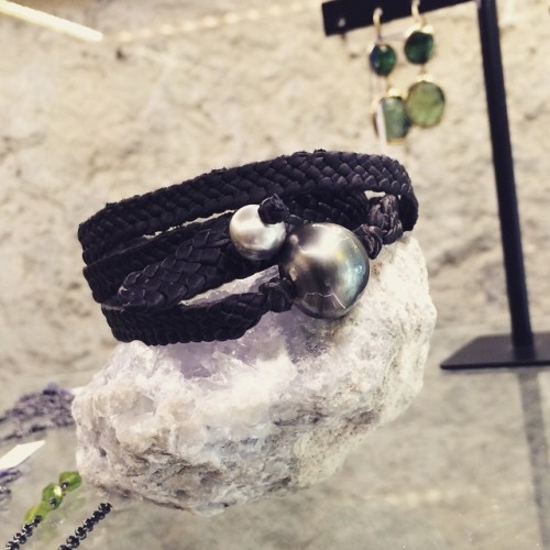 Ideas para regalar este 10 de mayo, #pulsera triple wrap con perlas de tahití que también puede ser #collar. a la venta en @lago_df #tiendalago #tahiti #pearl #leatherjewelry #joyeria #jewelry4life #stylish #925 #ishirocks #ilovedf #triptips...