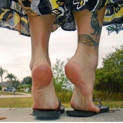 jfc223:  @missmichele_flirtyfeet #pies #pied #pieds #piedini #pés #pezinhos #pesfemininos #feet #foot #yogafeet #feetlovers #footporn #feetporn #fetiche #footmodel #feetmodel #footfetishnation #footfetish #flipflops #toes #soles #sandtals #sandalias