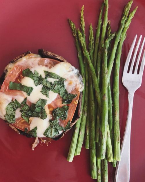 Margharita inspired portobello pizza and roasted asparagus. #cooking #lowcarb #vegetarian #meatfree 