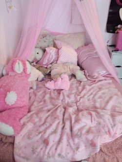 strawberry-kisu:  lilkittenbrat:  My bed