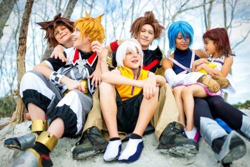 mystic-rumors:  Pictures from the KH photoshoot! It was really beautiful out there and everyone looked fantastic! Aqua is definitely one of my favorite cosplays to do.   Photos courtesy of @papanotzzi 