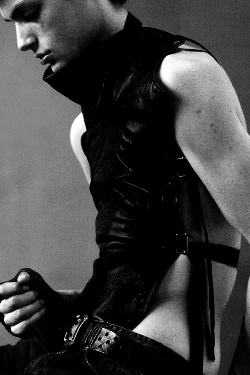 spookyemporium:  Numéro Homme #21 | “Dans la peau de Robert Mapplethorpe ” by Serge Girardi | Model: Nick Rae | Groomed by Karim Rahman & Matt Mullhal | Phothgrapher: by Jean-Baptiste Mondino | Retouched by Stéphane Virgoleux [Edit]