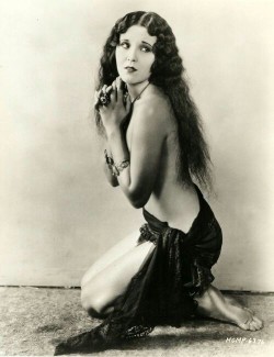 bellalagosa:  Raquel Torres (1929)