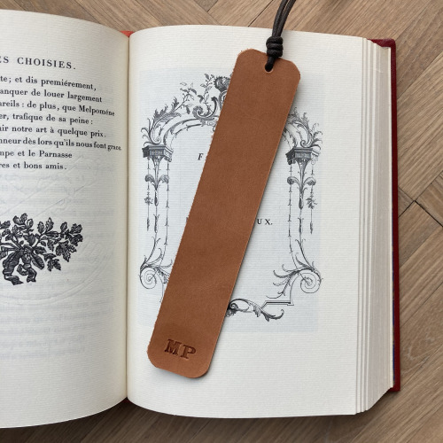 exhibit-m-shop:PERSONIZABLE LEATHER BOOKMARKS!The perfect gift for any bookworm; wether it’s a