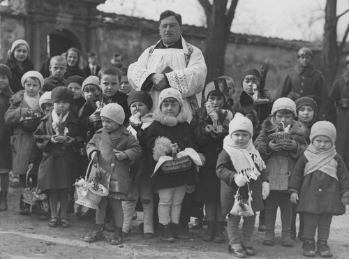  Wielka Sobota w Niepołomnicach. Dzieci ze święconkami (1932).