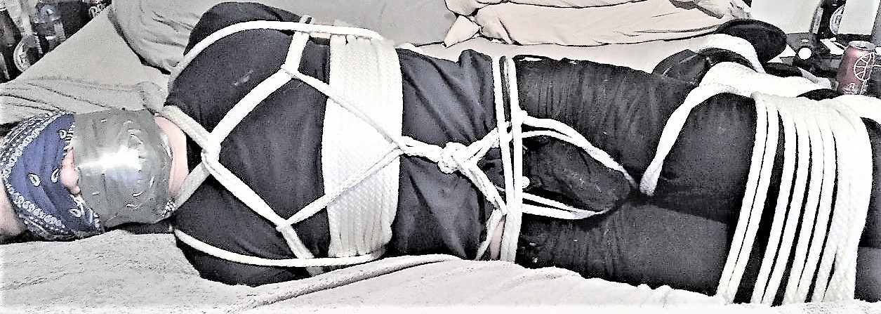 georgebondage: tiedupinrope:  Now THIS is how real good ROPE bondage should always