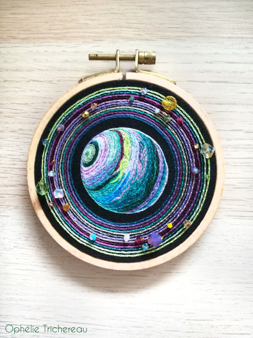 &ldquo;Uranus&rdquo;Hand embroidery.11,5 cm in diameter.DMC embroidery threads, Swarovski crystal be
