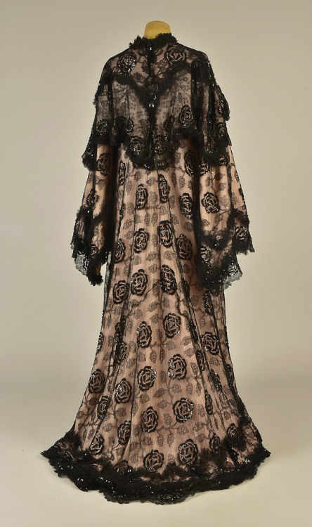fripperiesandfobs: Evening coat ca. 1900 From Whitaker Auctions