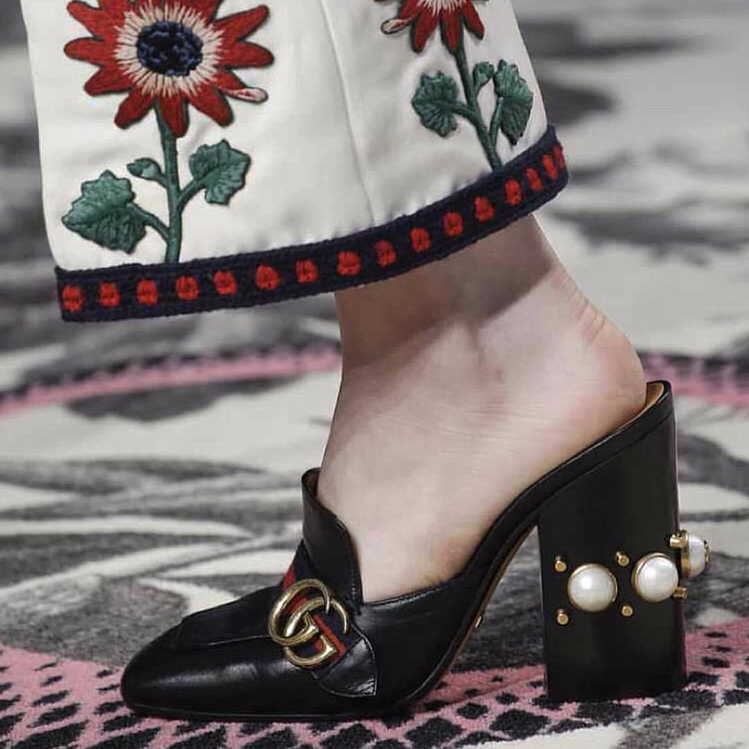 hautebasics:  @gucci Spring/Summer 2016 via @voguerunway 💓